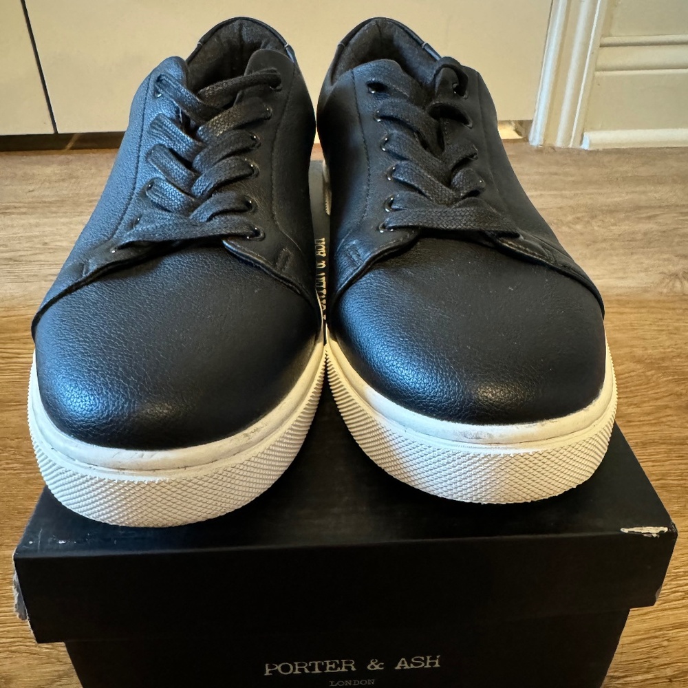 Men’s casual dress sneakers